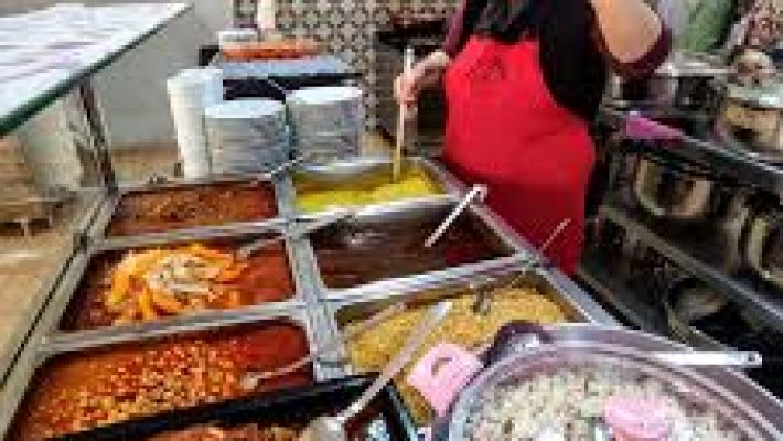 Helal Lokma Ev Yemekleri restoranında servis edilen nohut yemeği, pirinç pilavı, cacık ve yanında taze ekmek ile geleneksel Türk ev yemeği tabağı Alanya