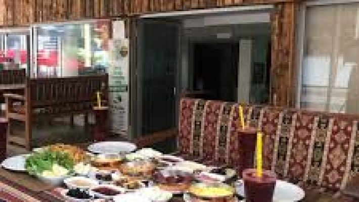 Cemal Kahvaltı Alanya’da açık hava masasında sunulan serpme köy kahvaltısı; peynir çeşitleri, zeytin, domates, yumurta, reçel, bal, kaymak ve çay servisiyle zengin kahvaltı sunumu