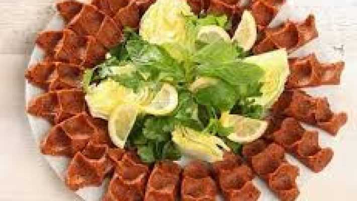 Samsat Çiğköfte Konaklı Alanya’da özel sunum tabaklarında servis edilen etsiz çiğköfte, yeşillik ve lavaş