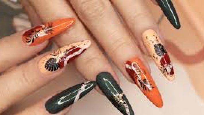 “Queen Nail Alanya’da profesyonel manikür ve nail art uygulaması yapılan müşteri”