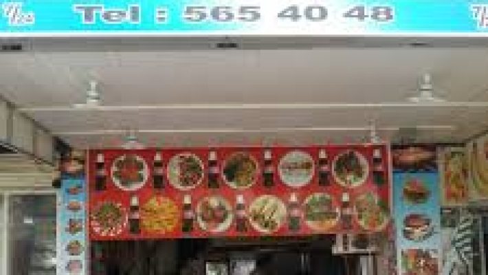 Kosava Köftecisi Alanya’da közde pişmiş ızgara köfte, pilav ve salata ile servis edilen porsiyon tabağı