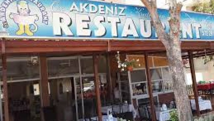 KEK Öz Akdeniz Alanya’da tezgâhta sergilenen taze ve günlük kek çeşitleri, pasta dilimleri ve tatlılar