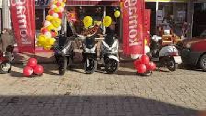 Komagene Gazipaşa Alanya şubesinde hazırlanmış bol malzemeli etsiz çiğ köfte dürümü ve nar ekşili yeşillik tabağı