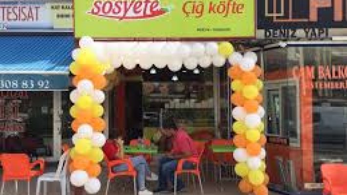 Sosyete Çiğ Köfte Alanya şubesinde sunulan acılı çiğköfte dürüm ve yeşillik tabağı
