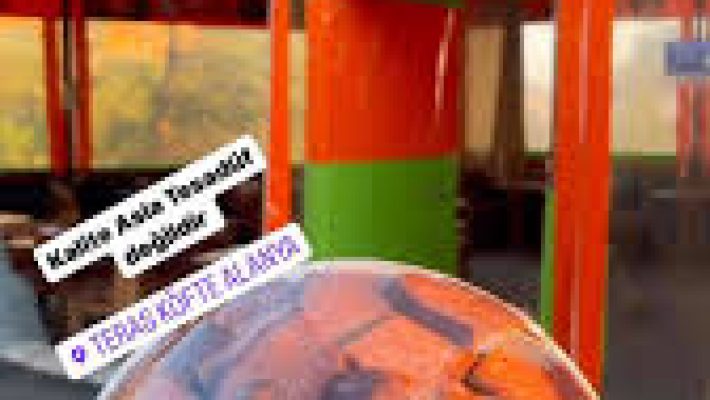 Alanya Teras Köfte restoranında deniz manzaralı açık alanda servis edilen köfte tabağı