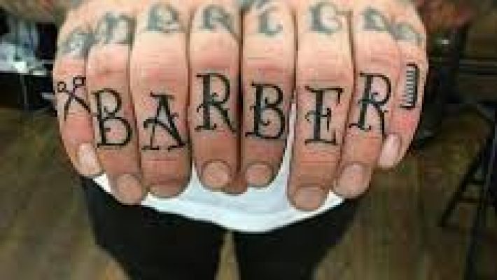 Monster Kuaför Barber Shop Tattoo’nun salon içi ve dış cephe görüntüsü, modern berber ve dövme hizmet alanlarıyla dikkat çekiyor.