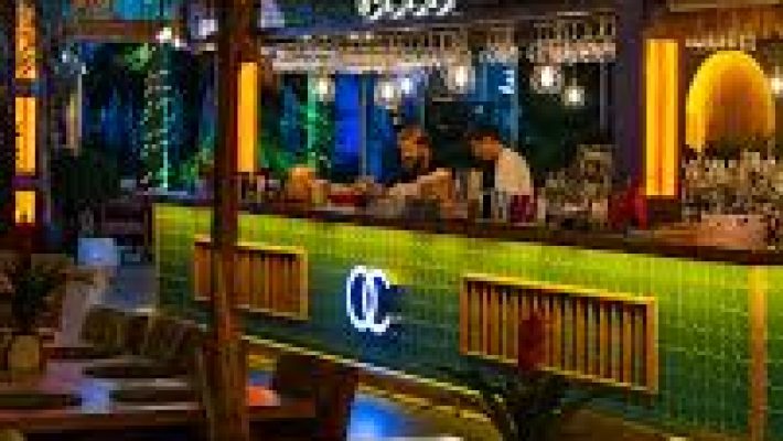 Akdeniz manzarasına karşı modern tasarımlı ORCA CAFE LOUNGE Alanya dış mekân oturma alanı