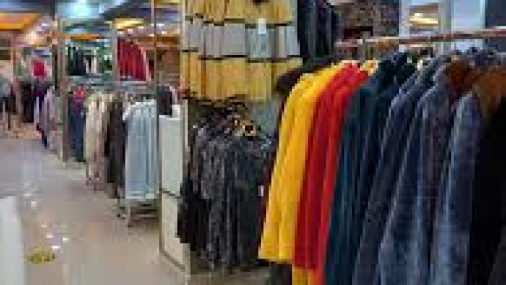 Rafaello Deri mağazasında yüksek kaliteli el yapımı deri ceketler, montlar ve kürk tasarımlar sergileniyor.