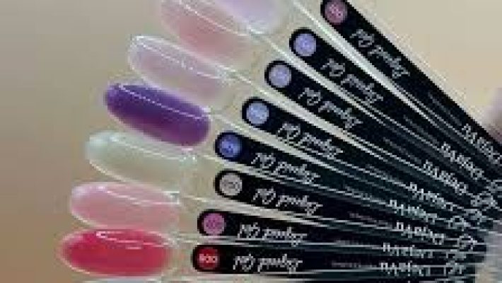 Alanya Kozmetik Nail Shop’un mağaza ve vitrin görüntüsü, tırnak bakımı, manikür ve pedikür ürünleriyle dolu modern bir salon.