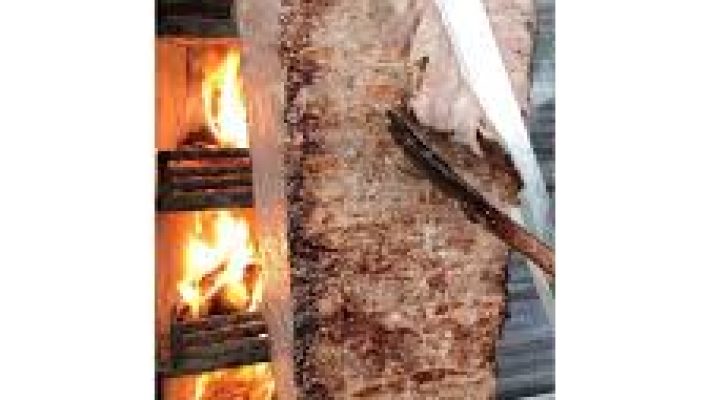 Er Döner Alanya’da taze malzemelerle hazırlanmış döner dürüm servisi ve içecek sunumu