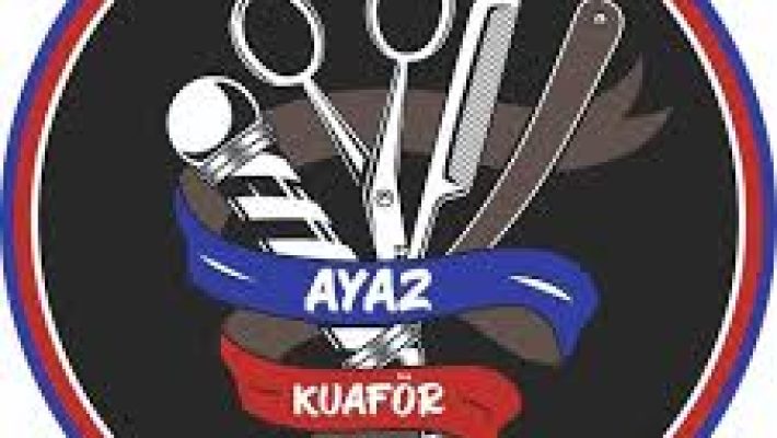 Ayaz Erkek Kuaförü’nün salon içi ve dış cephe görüntüsü, modern tasarımlı berber koltukları ve saç bakım alanlarıyla dikkat çekiyor.