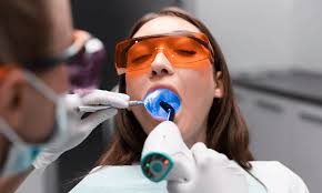 Alanya’daki modern diş kliniğinde 3D tarama ile hastanın çene yapısı dijital olarak analiz edilerek implant planlaması yapılıyor.