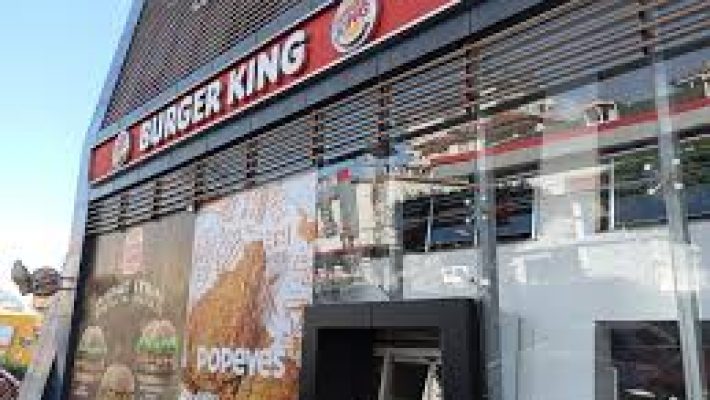 07 King Burger Alanya’nın renkli dış cephesi ve servis tabağında sunulan çift katlı burger menüsü