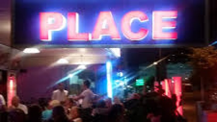 Rasmus Place Alanya'nın modern tasarımlı oturma alanı ve servis edilen kokteyller eşliğinde akşam ambiyansı