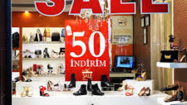 Kemal Kundura Alanya – Modern ve şık ayakkabıların sergilendiği mağaza içi görüntü