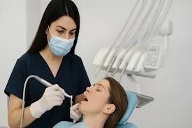 Alanya’daki modern diş kliniğinde hastaya aynı gün implant uygulaması yapılırken dijital planlama ve gelişmiş cihazlar kullanılıyor.