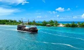 Piratenboot fährt entlang der Küste von Alanya mit Gästen an Bord zu den Sonderpreisen der Saison 2026