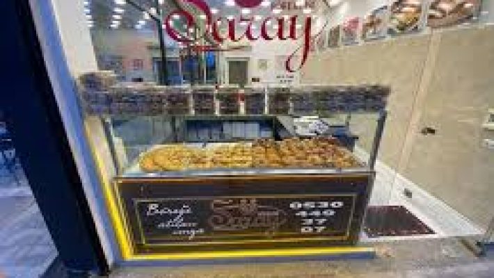 Saray Pastanesi Alanya’da sergilenen taze baklava, yaş pasta ve tatlı çeşitleri