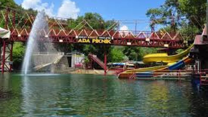 Ada Piknik Alanya’da doğa ile iç içe keyifli aile pikniği yapan insanlar, yeşillikler arasında mangal keyfi.