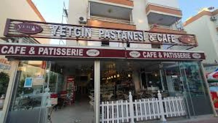 Yetgin Pastanesi Alanya’da taze yaş pastaların, kurabiyelerin ve geleneksel tatlıların sergilendiği vitrin görünümü