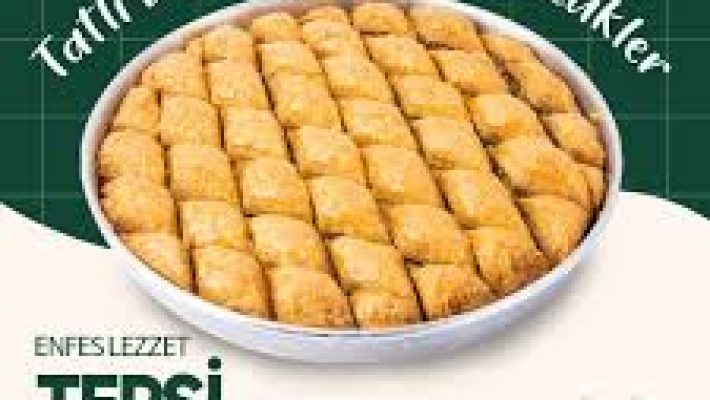 Alanya’da geleneksel el açması börekleriyle hizmet veren Ehli Börek işletmesinin dış cephesi ve ürün vitrini