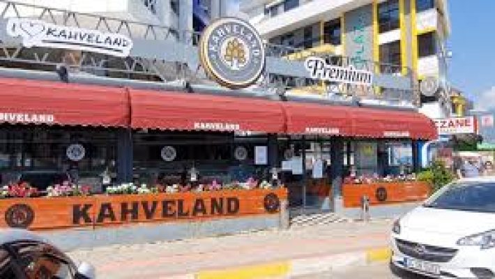 Alanya’da yer alan Kahveland şubesinin modern dış cephesi ve kafe oturma alanı