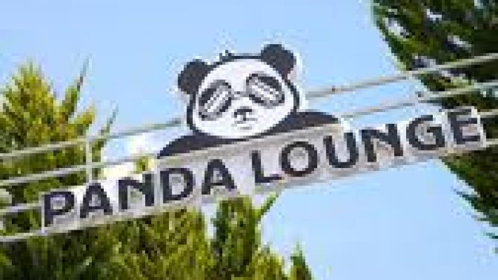 Alt metin: Alanya’da şık dekorasyonu ve huzurlu atmosferiyle dikkat çeken Panda Lounge kafe ve bar.