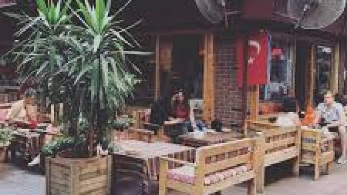 Alanya’da geleneksel közde kahve keyfi , bakır cezvede köpüklü kahve ile otantik sunum