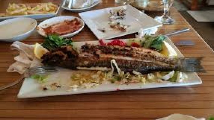 Mini Vitamin Cafe Kebap Evi’nin dış cephesi ve lezzetli kebap sunumlarıyla dolu açık hava oturma alanı