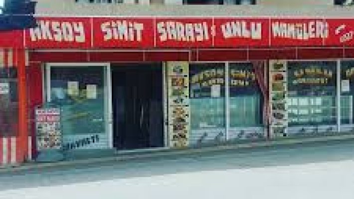 Aksoy Simit Sarayı & Unlu Mamülleri vitrininde taze simitler, poğaçalar ve börek çeşitleri