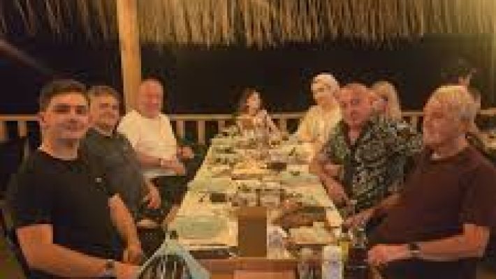 Ali Yılmaz Restaurant Alanya’nın deniz manzaralı açık alanında, şık bir masada sunulmuş ızgara balık, salata, limon dilimleri ve soğuk içecekler yer almakta.