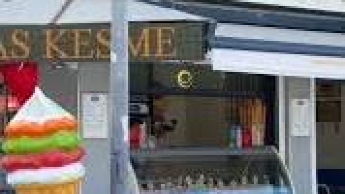 Sütçü İmam Dondurma’nın dondurma tezgâhında yer alan fıstıklı, çikolatalı ve meyveli geleneksel Maraş dondurmaları, külah ve kâse sunumlarıyla birlikte görüntülenmiş