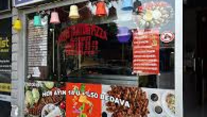 Alanya Nefis Tantuni Pizza Köfte restoranında servis edilen lavaşta tantuni, yanında turşu ve ayran ile birlikte