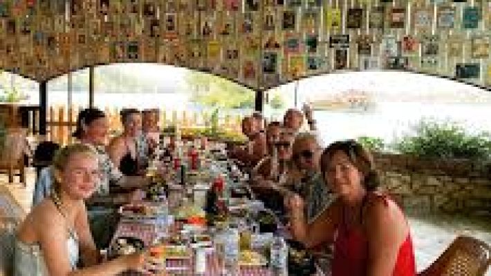 Köylüm Restaurant Alanya açık hava oturma alanı ve geleneksel Türk yemekleriyle misafirlerini ağırlıyor