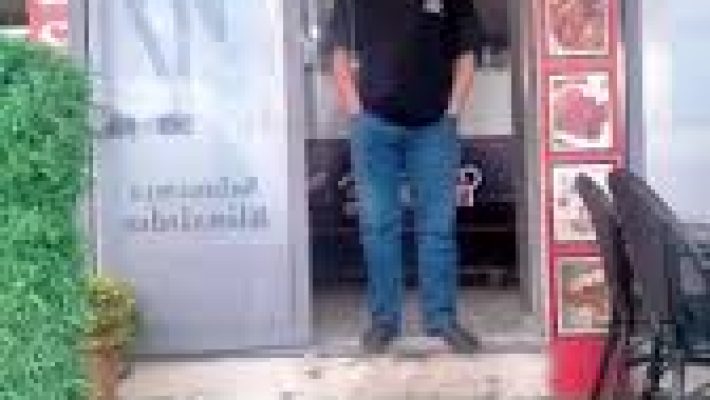 Alanya’da ZD KOKEREÇ KÖFTE restoranında servis edilen köfte ve kokoreç tabağı