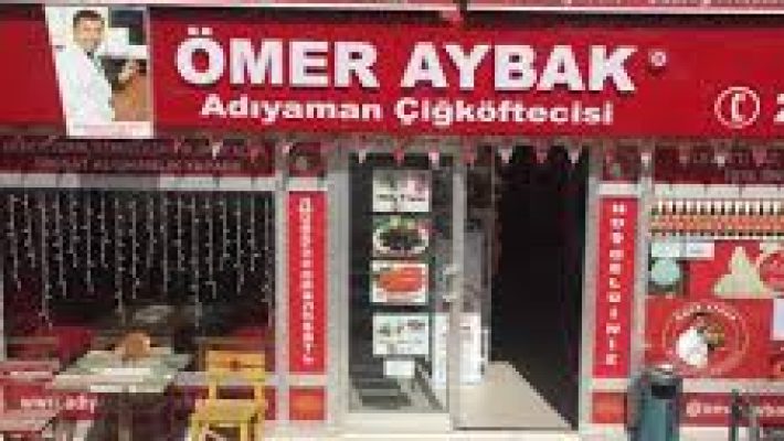 Alanya’daki Çiğköfteci Ömer Usta’da servis edilen geleneksel çiğköfte tabağı ve yanında garnitürler