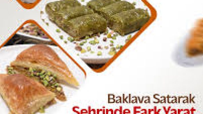 ZEYREKOĞLU BAKLAVA Alanya’da vitrine dizilmiş taze baklava ve tatlı çeşitleri