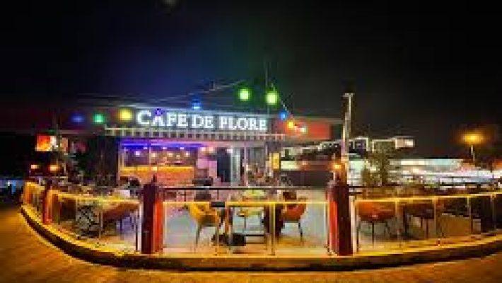 Flore Cafe Bistro’nun şık dekorasyonlu iç mekânı ve özenle hazırlanmış kahve ile tatlı sunumları