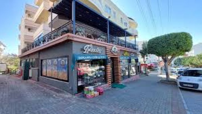 SELÇUKLU FIRIN & CAFE Alanya’da sıcak pide ve taze simitlerin sergilendiği fırın tezgahı