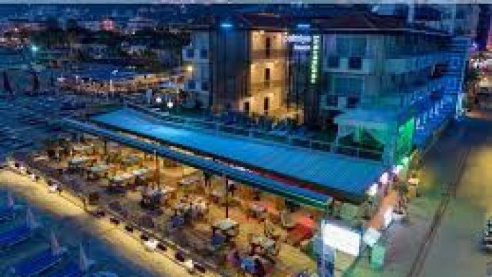 “Royalisa Palmiye Beach Hotel’in Kleopatra Plajı’na sıfır, palmiyelerle çevrili deniz manzaralı açık alanı.”