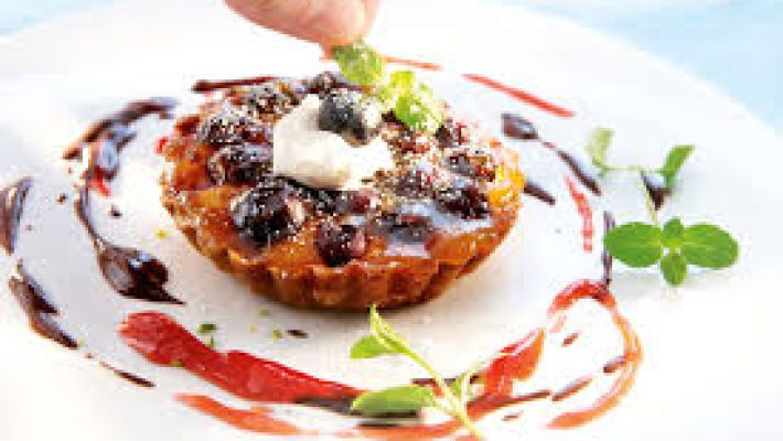 “Muzdali Lounge Cafe Alanya’da renkli lounge oturma alanı, dekoratif bitkiler ve şık ambiyans.”