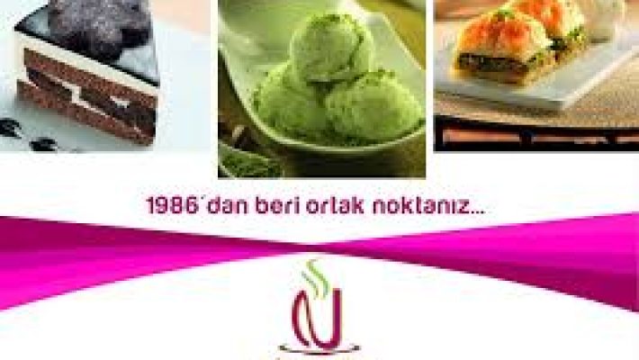 Nizamoğlu Pastanesi Alanya’da vitrine dizilmiş taze baklava ve tatlı çeşitleri