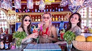 Закатный тур на лодке в Алании с туристами на борту и эксклюзивными акциями сезона 2026