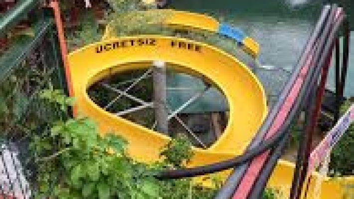 Dimçayı Regülatör Gölü Restoran Alanya’da su üstü platformda göl manzaralı oturma alanı ve doğal ortam.