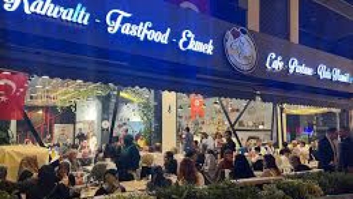 Elit Chef's Patisserie & Lounge Alanya’da özenle sunulmuş pasta ve kahve servisi