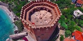 Alanya’da tarihe yolculuk yapabileceğiniz simgesel Kızıl Kule, tarihi mimarisi ve liman manzarasıyla