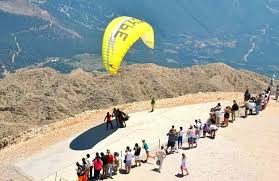 Alanya sahilinde yamaç paraşütü pilotları hedef yarışına hazırlanıyor.