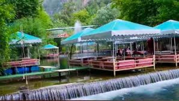 Dim Çayı kenarında yer alan alkolsüz Aktepe Restaurant’ın doğal ortam içindeki masa ve dere manzaralı oturma alanı Alanya