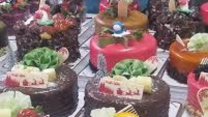 Alanya’daki Tadın Pastanesi’nin dış cephesi ve günlük taze tatlı, pasta ürünlerinin sergilendiği vitrin görünümü