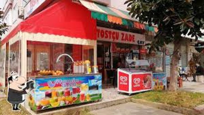 Alanya TOSTÇU ZADE’de sunulan bol kaşarlı, çıtır ekmekli, yanında patates kızartması ve ayranla servis edilen tost tabağı